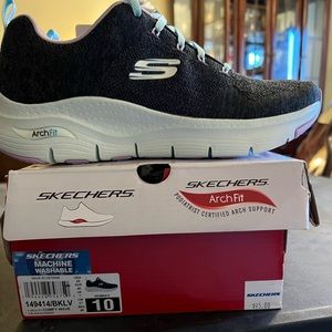 *BRAND NEW* Sketchers ArchFit sneakers